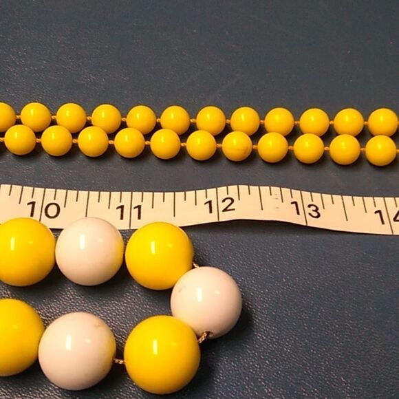 Vintage Yellow and White Graduated Beaded Plastic/Resin/Lucite Necklace - Picture 7 of 8